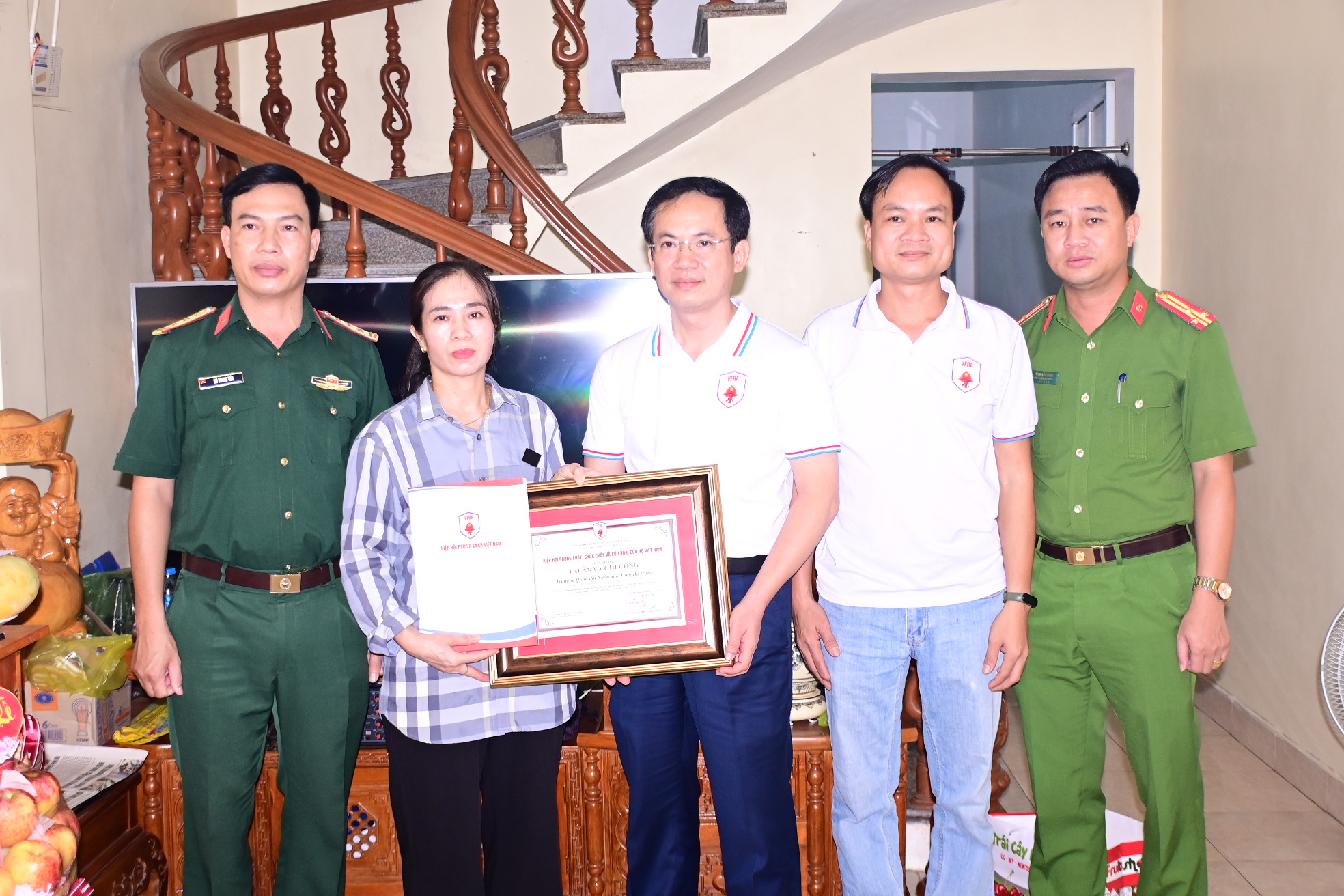 Thắp hương và tặng quà gia đình Thiếu tá Quân khu 3 hy sinh trong quá trình khắc phục hậu quả bão số 3